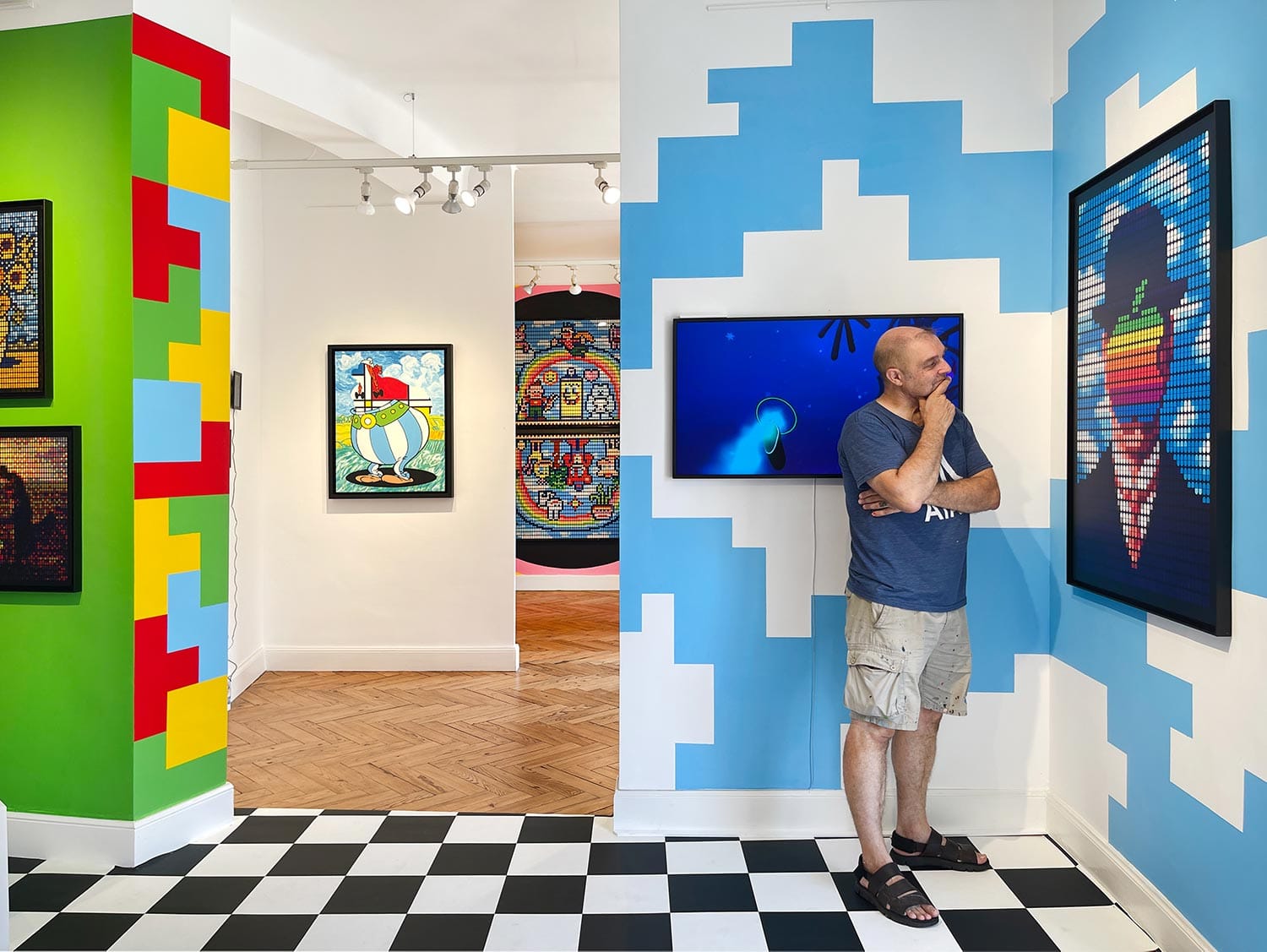 Vue de l'installation de l'artiste Speedy Graphito pour son exposition "Computer Head" sur les technologie. Street art