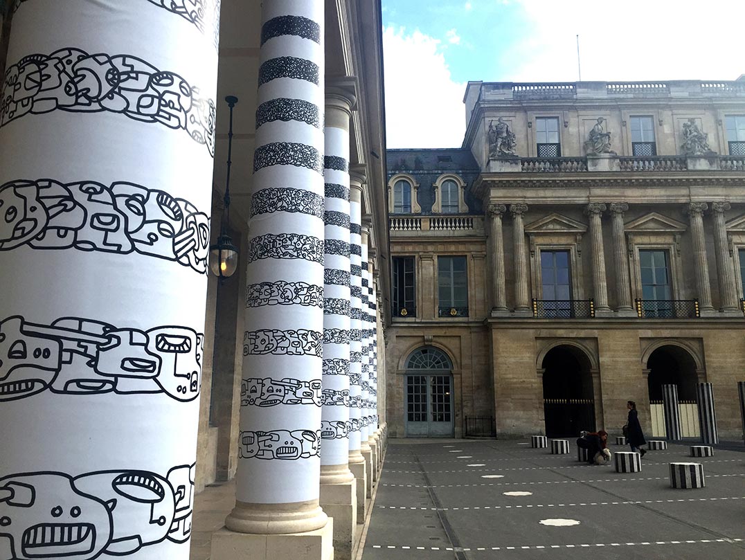 Installation de Mehdi Cibille à Palais Royal à côté des colonnes de Daniel Buren