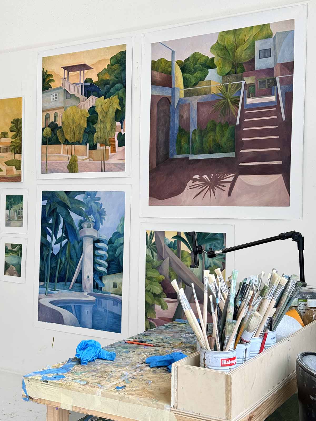 Oeuvres accrochées au mur de l'atelier. Olivier Kenneybrew, art figuratif.