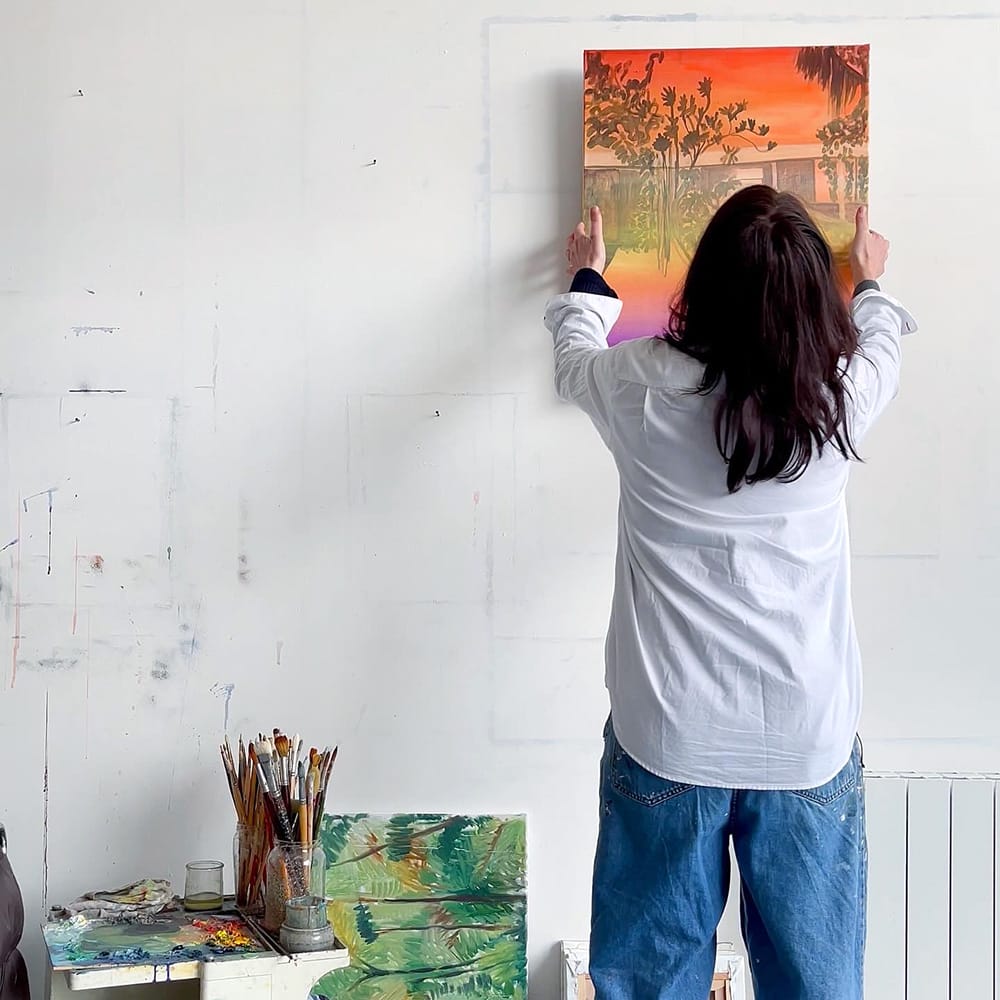 L'artiste Vanessa Fanuele dans son atelier-exposition Aether à Biarritz