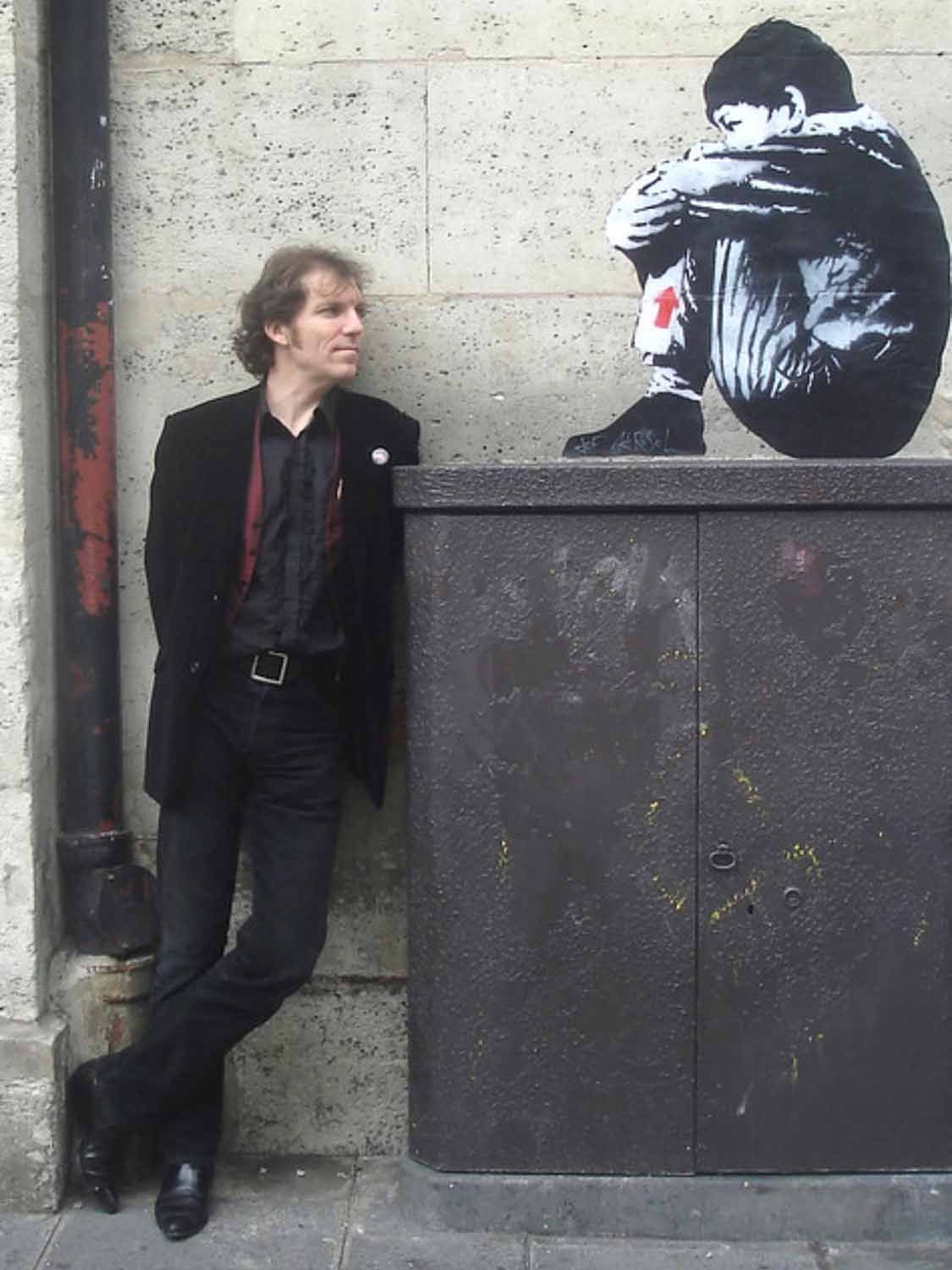 jef aérosol devant le sitting kid. Oeuvre street art majeure de l'artiste