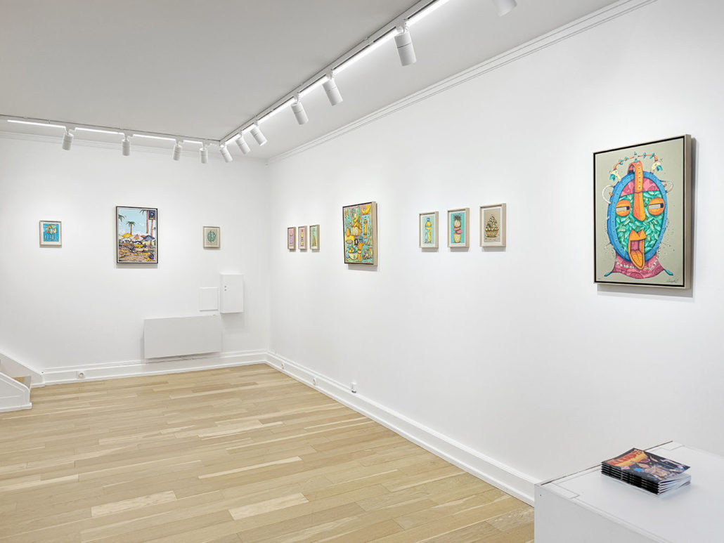 accrochage des oeuvres de Kesadi à la galerie d'art à biarritz