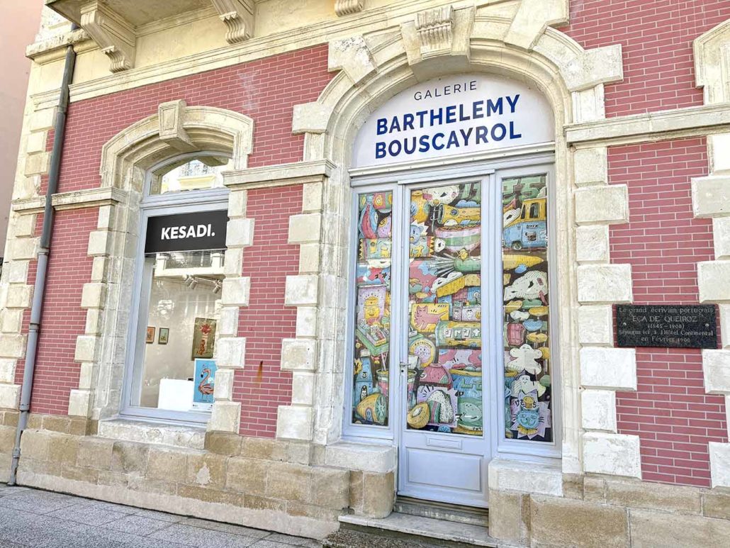 Exposition de Kesadi à Biarritz, exposition d'art contemporain. Vue de l'extérieur.