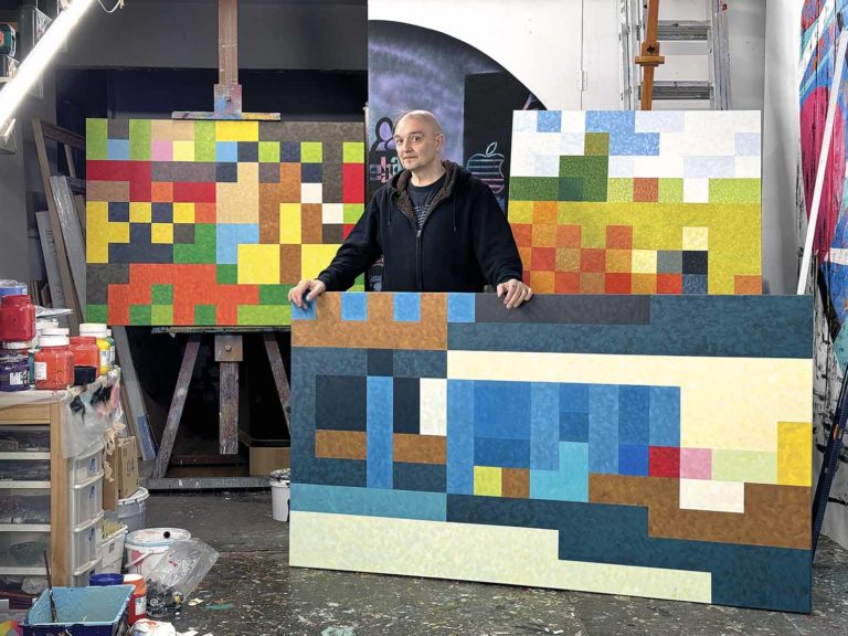 Portrait de Speedy Graphito dans son atelier. Oeuvres sur l'histoire de l'art en pixel.